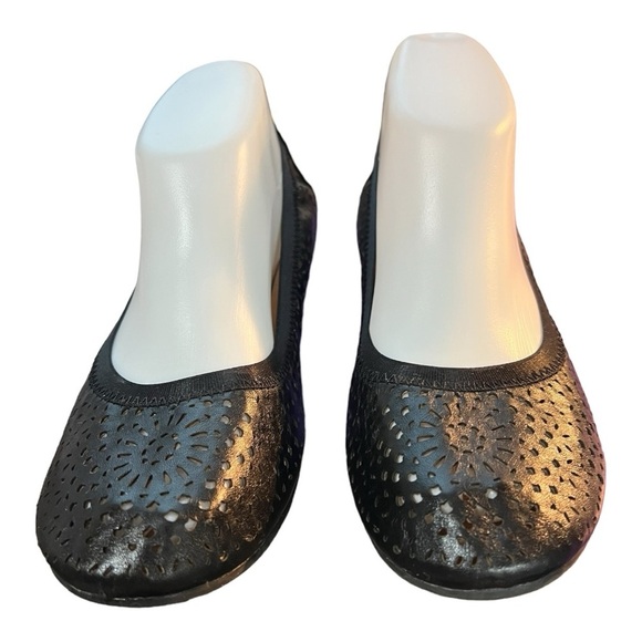 Vionic Robyn Black Leather Laser Cut Ballet Slippers Size 6.5M - Picture 2 of 14